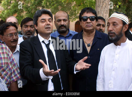 Karachi, Pakistan. 20. Mai 2014. Der ehemalige Präsident, Pervez Musharraf beraten, Barrister Farogh Naseem im Gespräch mit Medien Personen nach Musharraf Exit Control List Fall hören, außen Sindh High Court in Karatschi am Dienstag, 20 Mai 2014 Credit: S.Imran Ali/PPI Bilder/Alamy Live News Stockfoto