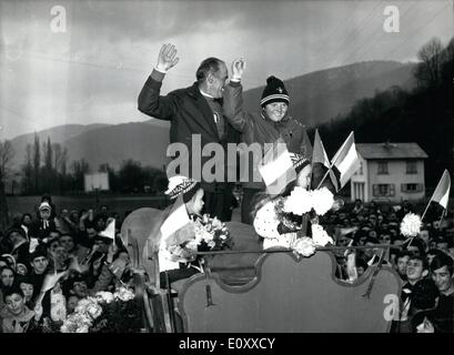 3. März 1968 - gefeierten Isabelle Mir in ihrer Heimatstadt. Isabelle Mir wurde der 18-j hrige französischen Skifahrer Sieger in Grenoble Olympischen Winterspiele wild gefeiert, da sie zu ihrer Heimat Stadt Saint Lary kehrte. Das Foto zeigt Isabelle Mir von der Menge bejubelt. Stehende zu befinden ist ihr ihr Vater M. Mir Bürgermeister der Kleinstadt in den Pyrenäen. Stockfoto