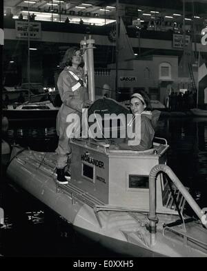 1. Januar 1968 - Vorschau auf die Internationale Bootsmesse in Earls Court.: Malta ist das Thema für die International Boat Show, die am Earls Court, morgen eröffnet wird. Foto zeigt (L, R): Sue Evans und Fiona Keene, Kleidung '' Off Shore'', an Bord der "Highlander" semi-u-Boot-ein All-Metall-Handwerk, insgesamt 27 ft. AFT 3 Zoll Strahl mit einem Tiefgang von 3 Fuß angetrieben durch einen unserer Diesel. Entworfen von Douglas-Preis, die es in der 1968 Transatlantic Race für Einhand Boote antreten. Stockfoto