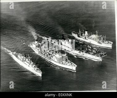 1. Januar 1968 - Marine 'Supermarkt' liefert die Ware am Meer: neues Bild vom arabischen Meer zeigt zwei der modernen Versorgungsschiffe der Royal Navy die Lebensader am Meer liefert Kraftstoff und speichert die Lenkwaffenzerstörer HMS Devonshire (links) und der Flugzeugträger HMS Hermes. Die zwei Hubschrauber tragen Flotte Nachschub Schiffe, unterstützen Tanker Olwen (zweiter von links) und den Geschäften Schiff Lyness (rechts) Cafeteria Stil Esszimmer gehören, für die Besatzungen sind klimatisiert und beinhalten Fernsehen und Kino unter den vielen Annehmlichkeiten an Bord zeigt. Stockfoto