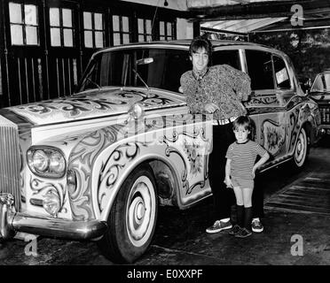 Beatle John Lennon mit seinem Sohn Julian in ihrer garage Stockfoto