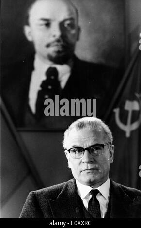 Schauspieler Laurence Olivier in einer Szene aus "The Shoes of the Fisherman" Stockfoto