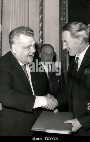 3. April 1968 - Unterzeichnung der Anglo-sowjetischen Navigation Vertrag: Der Anglo-sowjetischen Navigation Vertrag unterschrieb beim Auswärtigen Amt in London heute, Herr V.G. Bakaev, Minister der Merchant Marine der Sowjetunion, und Herr G.O. Roberts, M.P., Staatsminister, Auswärtiges Amt und Herr J.P.W. Mallalieu, M.P., Minister of State Board Of Trade. Herr Bakaev ist als Gast der britischen Regierung im Vereinigten Königreich besuchen. Das Foto zeigt Herrn V.G. Bakaev (links) und Herr G.O. Roberts, Hände schütteln, nach der heutigen Unterzeichnung des Auswärtigen Amtes. Stockfoto