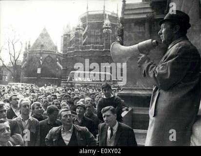 4. April 1968 - Dockers März auf The House Of Commons: Mehrere hundert London, die Hafenarbeiter auf das House Of Commons, zur Unterstützung von Herrn Enoch Powell, Sprecher der entlassenen Tory Verteidigung und aus Protest gegen der Regierung Race Relations Bill marschierte. Foto zeigt Herr Harry Pearman, wer eine Delegation zu sehen, Herr Powell im Haus - an die versammelten Dockers nach seiner heutigen Sitzung berichtet. Stockfoto