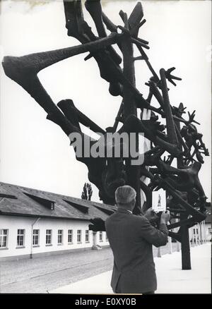 4. April 1968 - ein Denkmal für die Opfer des Faschismus auf dem Gelände des ehemaligen KZ Dachau der Parade am 8. September 1968 eröffnet. Die Arbeit als Skelette, stilisiert wurde von jugoslawischen Bildhauer Nandor Glid gebaut und wurde in Zagreb gegossen. Schildkröte Kreuzung Straße S Stockfoto