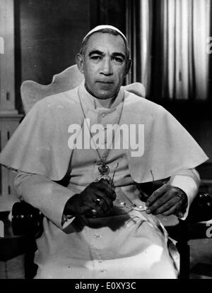 Schauspieler Anthony Quinn in Charakter als Papst Kiril für einen film Stockfoto