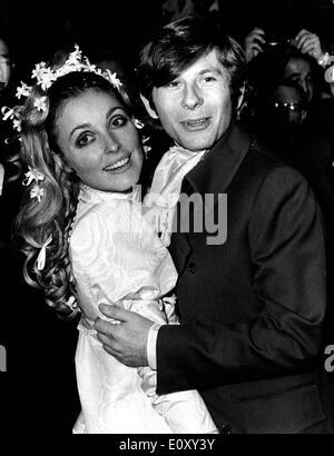 Schauspielerin Sharon Tate und Direktor Roman Polanki Hochzeit auf dem Standesamt Chelsea Stockfoto