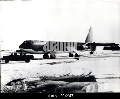 23. Januar 1968 - Suche für Wasserstoffbomben nach amerikanischen Bomber stürzt In Grönland: Die Suche erfolgt durch amerikanische Air-Force-Teams für vier Wasserstoffbomben an Bord eines US-Bomber in eisbedeckten Meer beim Versuch einer Notlandung stürzte. Das Flugzeug, eine b-52 Bomber stürzte gestern in Grönlands North Star Bay - sieben Meilen von der amerikanischen Air Force base bei Thule. Eine Erklärung der b-52 Bomber Atomwaffen waren unbewaffnet und es bestand keine Gefahr einer nuklearen Explosion Stockfoto