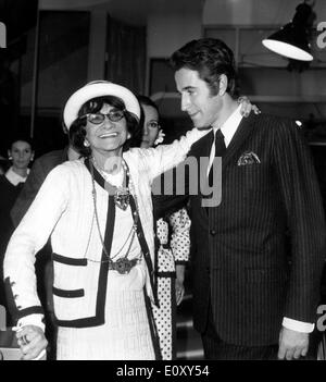 Designer Coco Chanel mit der Tänzerin Jacques Chazot Stockfoto