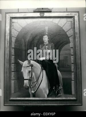 4. April 1968 - Irish Guards präsentiert mit neuen Porträt der Königin: Eine Rezeption fand heute im Regimental Headquarters Irish Guards, Wellington Barracks, um das Porträt von ihrer Majestät der Königin von Timothy Whidborne anzuzeigen. Dies zeigt ihre Majestät, die in der Uniform des Oberst-in-Chief Irish Guards, montiert auf dem grauen Metropolitan Polce Pferd '' Arzt '', vor dem Hintergrund der dem Torbogen auf Horse Guards Parade. Diese Arbeit wurde aus einer Reihe von Skizzen der Queen aufgebaut ab die Zeremonie Trooping die Farbe im Jahre 1966 und 1967 folgten Studien an der Royal Mews Stockfoto