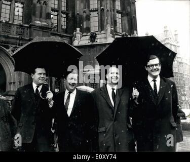 4. April 1968 - die neue M.P, nehmen ihre Plätze. Erfolgreiche Nachwahlen Kandidaten in Westminster: Die vier neuen konservativen Mitglieder des Parlaments heute Nachmittag nahmen ihre Plätze im House Of Commons. Foto zeigt die vier neue konservative Wartungstafel in Westminster heute angekommen ist. Sie sind (l, R): Mr. Dudley Smith (Warwick und Leamington); Mr Keith Speed (Meriden); Herr Don Williams (Dudley und Stourbridge) und Herr Kenneth Baker (Acton) Stockfoto