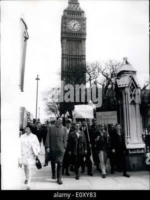 4. April 1968 - Dockers marschieren auf House Of Commons: mehrere hundert London Hafenarbeiter marschierten auf dem House Of Commons heute zur Unterstützung von Herrn Enoch Powell, Sprecher der entlassenen Tory Verteidigung und aus Protest gegen die Gesetzesvorlage der Regierung Rennen Beziehung. Das Foto zeigt Dockers gesehen, Ankunft im House Of Commons heute - von denen einige Banner tragen. Stockfoto