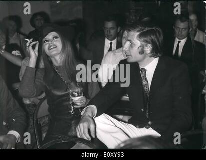 4. April 1968 - präsentieren Brigitte Bardot & Gunther Sachs '' Mic Mac '' Sommer 1968 Moden. Stockfoto