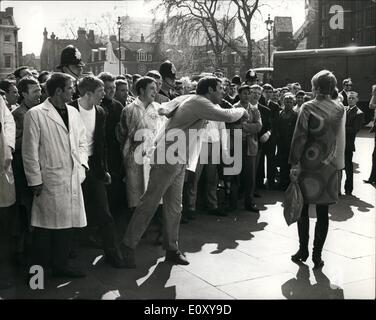 4. April 1968 - Smithfield Träger März zu Westminster: Ungefähr vierhundert Träger von Smithfield Fleischmarkt, heute marschierten nach Westminster, zur Unterstützung von Herrn Enoch Powell, entlassen aus der Tory-Schatten-Schrank für seine Rede auf Rennen Probleme. Foto zeigt Sharon Genasci, Kalifornien, der Sekretär für zwei Arbeit M.P. - engagiert sich in einen Streit mit Smithfierld Trägern wie sie das House Of Commons geblieben ist. Stockfoto