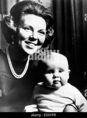 Prinzessin Beatrix mit Baby Willem-Alexander Stockfoto