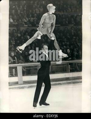 2. Februar 1968 - Winter Olympics - russische paar behalten Olympische Paare Skaten Titel in Grenoble: Oleg und Ljudmila Protopopov aus Leningrad, eine bemerkenswerte Karriere gipfelte gestern Abend durch die Beibehaltung ihrer Olympischen Paare Skaten Titel. Foto zeigt, dass Oleg und Ljudmila Protopopov während ihrer Performance in die Olympische Paare Skating Championship in Grenoble letzte Nacht abgebildet. Stockfoto