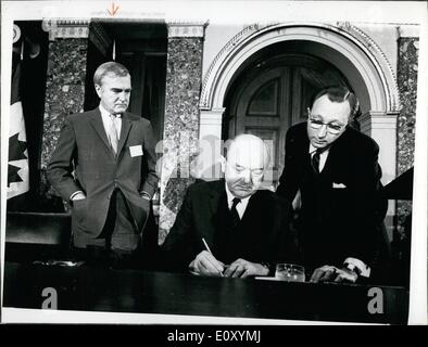 4. April 1968 - '' Kanada USA Inter Parlamentarische Konferenz '' öffnen alte Plenum Obergericht Kammer United States Capitol verlassen: Cornelius Gallagher, repräsentativen Demokraten New Jersey Co Vorsitzender Zentrum Dean Rusk Stockfoto