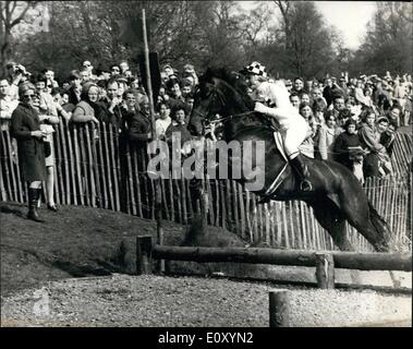 4. April 1968 - der Queen und Prinz Philip mit anderen Mitgliedern der königlichen Familie im Badminton horse Trials: der Königin mit Prinz Philip und anderen Mitgliedern der königlichen Familie besuchte heute die Badminton Horse Trials statt an den Herzog von Beaufert Herrenhaus. Foto zeigt die Herzogin von Kent (links) blickt auf eine als Miss Sheila Wilcox '' Fair und anständig '' befreien springen aus dem Wasser auf den letzten Sprung des Studiengangs Ress-Land. Stockfoto