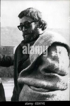 2. Februar 1968 - diese "Beaver"? Peter O'Toole: Peter O'Toole imitiert Heinrich II. in Anthony Herveys Film '' A Lion in Winter'' jetzt unternommen werden, in der Nähe von Arles in Südfrankreich. Ihm gegenüber zu spielen, als seine Frau Eleonore von Aqutaine ist die US-amerikanische Schauspielerin der Vorkriegszeit Ruhm Katharine Hepburn. das Foto zeigt Peter O' Toole, bärtig, mit dunkler Brille auf den Standort während Pause abgebildet. Stockfoto