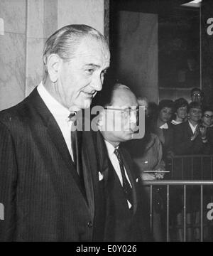 4. April 1968 - New York, New York, USA - LYNDON BAINES JOHNSON (27. August 1908 - 22. Januar 1973) oft als LBJ bezeichnet, war der 36. Präsident der USA (1963-1969) nach seinem Dienst als 37. Vizepräsident der USA (1961-1963). Im Bild: mit United Nations Secretary General U THANT Stockfoto