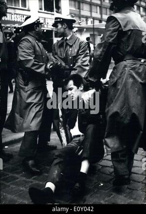 16. April 1968 - Spannungen Fieber an einem Punkt angelangt deutschlandweit als Demonstrationen am Ostersonntag in Großstädten wie Berlin, München und Frankfurt alle über dem Land gehalten wurden. Polizei wurden gründlich auf die Proteste vorbereitet. In München über 1.000 Beamte waren im Einsatz. Knüppeln und Wasserwerfer sowie verwendet wurden und mehr als 110 Personen wurden festgenommen. Hier abgebildet ist ein Demonstrator in Gewahrsam in Frankfurt unternommen. Stockfoto