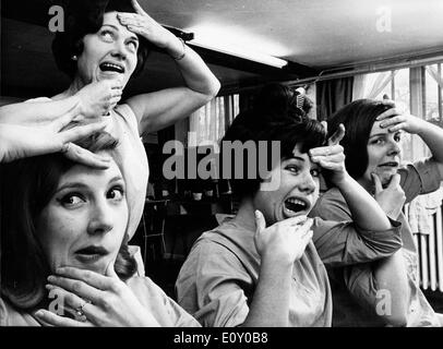 Frauen machen Gesichter im Beauty-salon Stockfoto