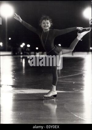 5. Februar 1968 - II Jahr alte Skater am Olympischen Winterspiele: II Jahr alte Rumäne Skater Beatrice Hustiu ist der jüngste Teilnehmer an den Olympischen Winterspielen in Grenoble Morgen geöffnet. Young Beatrice während des Trainings an der Grenoble Olympische Eisbahn abgebildet. Stockfoto