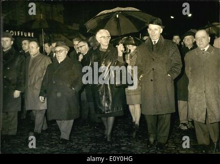 14. Februar 1968 - marschierten mehrere tausend Menschen Dienstagabend aus der Republique in die Bastille zum protest gegen den Vietnam-Krieg und um ihre Unterstützung für den Kampf des Volkes Vietnam zeigen. Waldeck Rochet ist Sekretär der kommunistischen Partei Frankreichs. Stockfoto