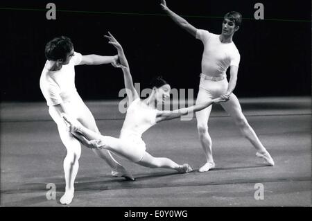 22. Februar 1968 - war es ein Abend des Balletts in der Bayerischen Staatsoper mit berühmten Stars am 23. Februar 1968. Neben den Werken '' Lied von Nightinggale'' '' Transfigured Night'' und '' Streicherstücke '' Premiere John Crankos seine Choreographie zu dem Ballett '' Bewegung in drei Farben '' mit Solist Kenneth Barlow, Konstanze Vernon und Heinz Bosl. Mit Musik von Igor Stravinsky. Im Bild (von links nach rechts) - Kenneth Barlow, Konstanze Vernon und Heinz Bosl. Stockfoto