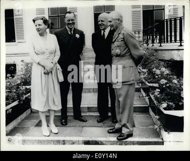 5. Mai 1968 - Königin Juliana Receives '' Monty'' - in Amsterdam: Field Marshal Viscount Montgomery stattete einen Besuch in die Niederlande - als Bestandteil ihrer Vorruhestands von Form-Tour. Er wurde von Königin Juliana im Palazzo Soestdyk empfangen. Foto zeigt Königin Juliana und Prinz Bernhard mit niederländischen Minister der Verteidigung Mr Staf und Feldmarschall Montgomery - im Palace. Stockfoto