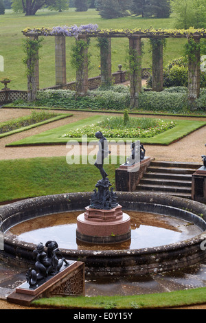 Auf formale Gärten mit Statuen und Springbrunnen im Osborne House, East Cowes, Isle of Wight, Hampshire Großbritannien im Mai - Osbourne House Stockfoto