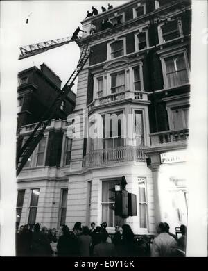 3. März 1968 - Mädchen im DRAMA ON LEDGE. 22-jährige Marie Mullally, ein Zimmermädchen stand für drei Stunden gestern auf einem schmalen Sims vierten Stock, 60-Fuß oberhalb der Straße im Park Royal Hotel in Kensington, und drohte zu springen. Ein Feuerwehrmann auf einer Drehscheibe schließlich packte sie und trug sie, schreien und kämpfen, um den Boden. Foto zeigt:-die Szene aus dem Boden, das Mädchen gestern auf dem Sims 60 ft über der Straße zu zeigen. Stockfoto