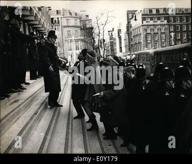 3. März 1968 - Vietnam Protest London: Schauspielerin Vanessa Redgrave Ankunft bei der amerikanischen Botschaft in Grosvenor Square heute, die hand in eine Petition gegen den Vietnam-Krieg zu protestieren. Die Botschaft wurde von der Polizei abgesperrt. Späteren Demonstranten mit der Polizei gekämpft und viele Arests wurden. Stockfoto