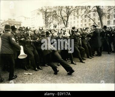 3. März 1968 - Jugendkampagne für nukleare Abrüstung inszenieren Anti-Vietnam-Kriegs-Demonstration: der Jugend-Kampagne für nukleare Abrüstung heute inszeniert eine Demonstration auf dem Trafalgar Square, gefolgt von einen Marsch nach Whitehall, Downing Street, wo Protestschreiben in anspruchsvollen britischen Dissoziation aus dem Vietnamkrieg übergeben wurden. Foto zeigt, dass die Polizei kämpfen, um die Menge der Demonstranten zurückhalten, als sie versuchten, Downing Street eingeben. Stockfoto