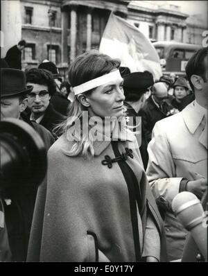 03. März 1968 - Anti-Vietnam-Demonstranten halten Massentreffen auf dem Trafalgar Square ab und marschieren zur US-Botschaft: Die Massenstreitkräfte von Anti-Vietnam-Demonstranten treffen sich heute Nachmittag auf dem Trafalgar Square, Und nach dem Treffen werden sie zum GroVNor Square marschieren, um vor der amerikanischen Botschaft zu protestieren, gleichzeitig der rechte Montag Club, Wer die Amerikaner in ihrem Krieg in Vietnam unterstützt, wird eine Kundgebung auf dem GrosvNor Square abhalten, danach wird er einen Brief an die amerikanische Botschaft zur Unterstützung des amerikanischen Krieges in Vietnam überreichen Stockfoto