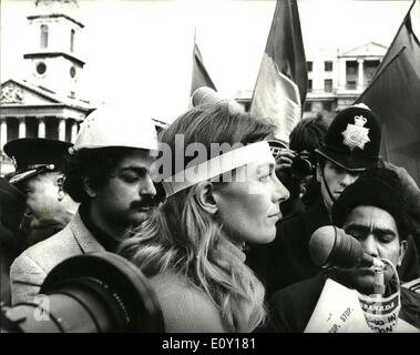 3. März 1968 - Anti-VIETNAM Demonstranten halten Masse treffen IN TRAFALGAR SQUARE und marschieren zum US-Botschaft: Die massierten Kräfte der anti-Vietnam Demonstranten treffen auf dem Trafalgar Square heute Nachmittag und nach der Sitzung, die marschieren sie Grosvenor Square vor der amerikanischen Botschaft zu protestieren. In der gleichen Zeit rechte Flügel wird Montag-Club, der des Amerikaners in den Krieg in Vietnam zu unterstützen, eine Kundgebung in Grosvenor Square, halten nach dem sie einen Brief an die amerikanische Botschaft zur Unterstützung des amerikanischen Krieges in Vietnam liefern wird Stockfoto