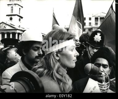 3. März 1968 - Anti-VIETNAM Demonstranten halten Masse treffen IN TRAFALGAR SQUARE und März zur US-Botschaft: Die massierten Kräfte der Stockfoto