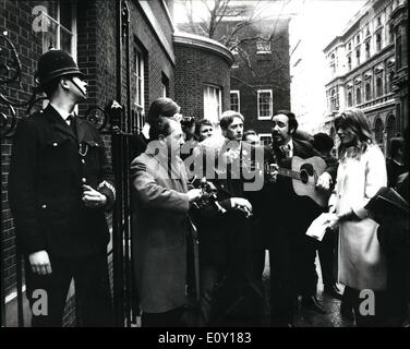 3. März 1968 - Jugend Kampagne für nukleare Abrüstung Bühne Anti-VIETNAM Krieg DEMONSTRATION der Jugendkampagne für nukleare Abrüstung gestern eine Demonstration gegen den Vietnam-Krieg inszenierte, wenn sie eine Kundgebung auf dem Trafalgar Square, statt, gefolgt von einen Marsch nach Downig Street wo Petitionen wurden an Nr. 10, Foto zeigt abgegeben:-die Schauspielerin VANESSA REDGRAVE nahm einen Protest Rote auf Nein , 10 Downing Street zu den Klängen von "We Shall Overcome", gesungen von Marc Ellington, ein Folk-Sänger, der sich selbst als eine amerikanische Entwurf Evader Stockfoto