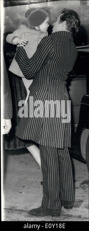 3. März 1968 - Prinzessin Margaret und Lord Snowdon lassen für Westindien: Prinzessin Margaret und ihr Ehemann, der Earl of Snowdon, verließ London Flughafen heute für Barbados in der Karibik. Sie werden für zwei Wochen in den Urlaub. Foto zeigt Lord Snowdon holt seine Tochter, Lady Sarah Armstrong-Jones, um ihr einen Abschiedskuss geben, bevor er das Flugzeug mit Prinzessin Margaret bestiegen. Stockfoto