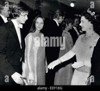 3. März 1968 - Königin trifft ROMEO und Julia, hm THE QUEEN im Gespräch mit OLIVIA HUSSEY und LEONARD WHITING, Jungstars der Aad Romeo Juliet vor der Royal Film Performance an der Odeam, Leicester Square, London, letzte Nacht. Olivia, um 15 Uhr, ist die Youagest Schauspielerin, die Rolle der Julia Professioxally, sie ist die Tochter der Argeatiae Oper Sänger und Ax englischen Mutter. Stockfoto