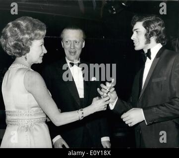 3. März 1968 - Prinz Georg und Prinzessin Anne von Dänemark anwesend der Carl Alan Awards: Prinz Georg und Prinzessin Anne von Dänemark heute Abend präsentiert die jährlichen Auszeichnungen Carl Alan für herausragende Leistungen in Tanz und Musik im Empire Ballroom, Leicester Square. Foto zeigt Sängerin Engelbert Humperdinck erhält den Carl-Alan Award von Prinzessin Anne von ihrem Ehemann Prinz Georg beobachtet. Stockfoto