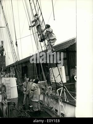 5. Mai 1968 - The Schooner '' Malcolm Miller'' segelt mit A w von Mädchen: der Schoner '' Malcolm Miller'' heute die London verließ Stockfoto