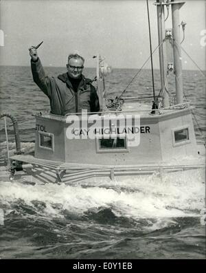 5. Mai 1968 - hofft er um einzelne übergeben, Überquerung des Atlantiks im u-Boot geformten Stahl Zylinder. 52 jährige Douglas Preis Temple Cloud, Somerset, mit hausgemachten u-Boot prägt Zylinder, Gay Highlander, 26 ft lang, während der Studien in Torbay, Devon. Das Boot, das den Bart Handelsaufsicht bestanden hat, ist eine umgebaute LKW-Motor angetrieben und ist mit 1,32 Tonnen registriert. Mr. Price hofft um eine Atlantik einzelne Überfahrt durch die südliche Route im Juni in 40 Tagen übergeben. Stockfoto