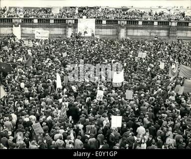 3. März 1968 - Jugendkampagne für nukleare Abrüstung inszenieren Anti-Vietnam-Krieg-Demonstration: der Jugendkampagne für nukleare Abrüstung heute eine Anti-Vietnam-Krieg-Demonstration auf dem Trafalgar Square inszeniert, gefolgt von einen Marsch zur Downing Street, wo Petitionen wurden Nr. 10 behandelt. Foto zeigt einen Teil der großen Menge der Demonstranten, die heute für die C.N.D.-Rallye auf dem Trafalgar Square versammelt. Stockfoto