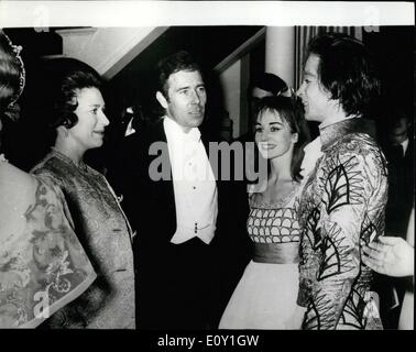 3. März 1968 - Prinz Charles und Prinzessin Anne sehen "Der Nussknacker": Prinz Charles und Prinzessin Anne machte ihren ersten offiziellen Besuch in das Royal Opera House, Covent Garden, letzte Nacht für die Gala-Vorstellung der Rudolf Nureyev Produktion von "Der Nussknacker". Die Königin-Mutter nahm sie und Prinzessin Margaret und Lord Snowdon. Foto zeigt Prinzessin Margaret und Lord Snowdon im Gespräch mit Rudolf Nureyev und Ballerina Merle Park, nach gestern Abend-Gala-Vorstellung. Stockfoto