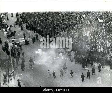 3. März 1968 - Anti-Vietnam-Krieg-Demonstration in Grosvenor Square. Foto zeigt eine Rauchbombe explodiert vor berittene Polizei am Grosvenor Square in London, gestern, als Tausende von Anti-Viernam Krieg Demonstranten versucht, Botschaft der Vereinigten Staaten zu erreichen. Stockfoto