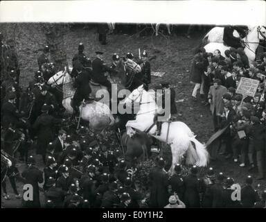 3. März 1968 - squared Anit-Vietnam-Krieg-Demonstration in Greensboro. Foto zeigt ein Polizei Pferd Aufbäumen, nachdem er durch Steinwürfe von anti - Vietnam-Kriegs-Demonstranten am Grosenor Square in London getroffen. Letzte Nacht. Stockfoto