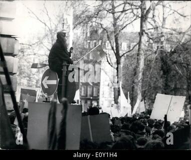 3. März 1968 - kämpfen bricht aus außerhalb der US-Botschaft als 15.000 Anti-Vietnam Demonstranten März On It: nach einer Kundgebung in Stockfoto