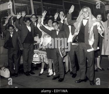 11. Mai 1968 - arabische Flüchtlinge kommen In Großbritannien: Gestern flog zwölf palästinensisch-arabischen Flüchtlingskinder in London Airport eine neue Phase in ihrem Leben zu beginnen. Sie sind für das Pestalozzi Kinderdorf Sedlescombe, Nr Schlacht, Sussex gebunden. Die zwölf Kinder, neun jungen und drei Mädchen im Alter zwischen 12 und 14, sind alle aus Jordanien. Sie werden von den Vereinten Nationen Reliefs am Londoner Flughafen gestern Abend gesponsert. Stockfoto