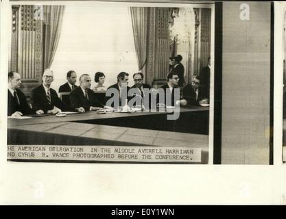 13. Mai 1968 - Peace Talks Open In Paris: Die erste Full-Scale Friedensgespräche zwischen den Vereinigten Staaten von Amerika und Nord-Vietnam, eröffnete heute Ion der Konferenzraum im Old Majestic Hotel in Paris. Ist die amerikanische Delegation unter der Leitung von Herrn Averell Harriman und Nord-Vietnam Delegation führte Herr Xuan Thuy. Das Foto zeigt die amerikanische Delegation mit Mr Averell Harriman und Cyrus R. Vance in der Mitte - vor dem heutigen Friedenskonferenz in Paris. Stockfoto